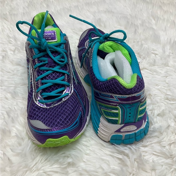 Brooks sneaker size 4 - Picture 7 of 11